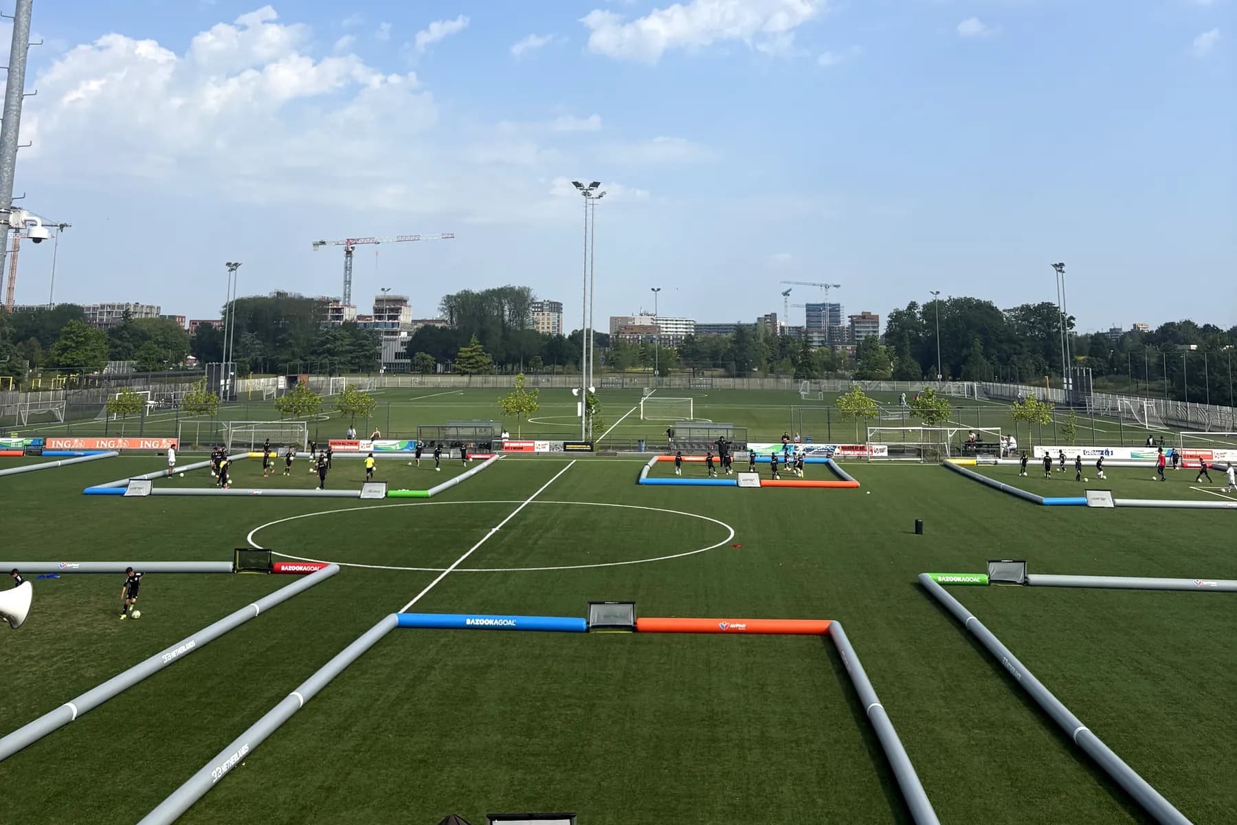 Overzicht van de AirPitch-velden op Bijlmer Sportpark tijdens de eerste Nederlandse editie