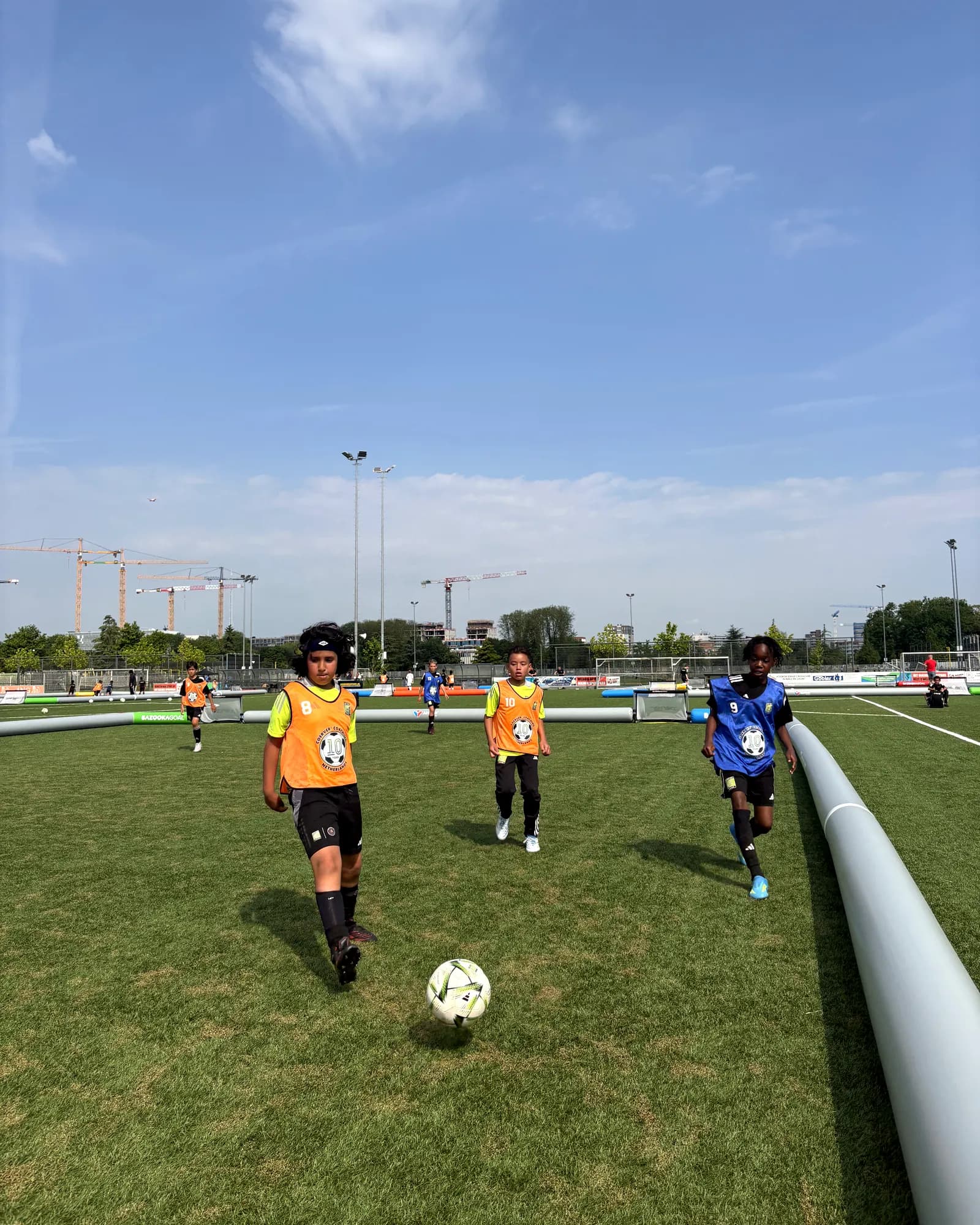 Jeugdspelers aan de bal op een AirPitch-veld tijdens de eerste Nederlandse 3v3-toernooidag