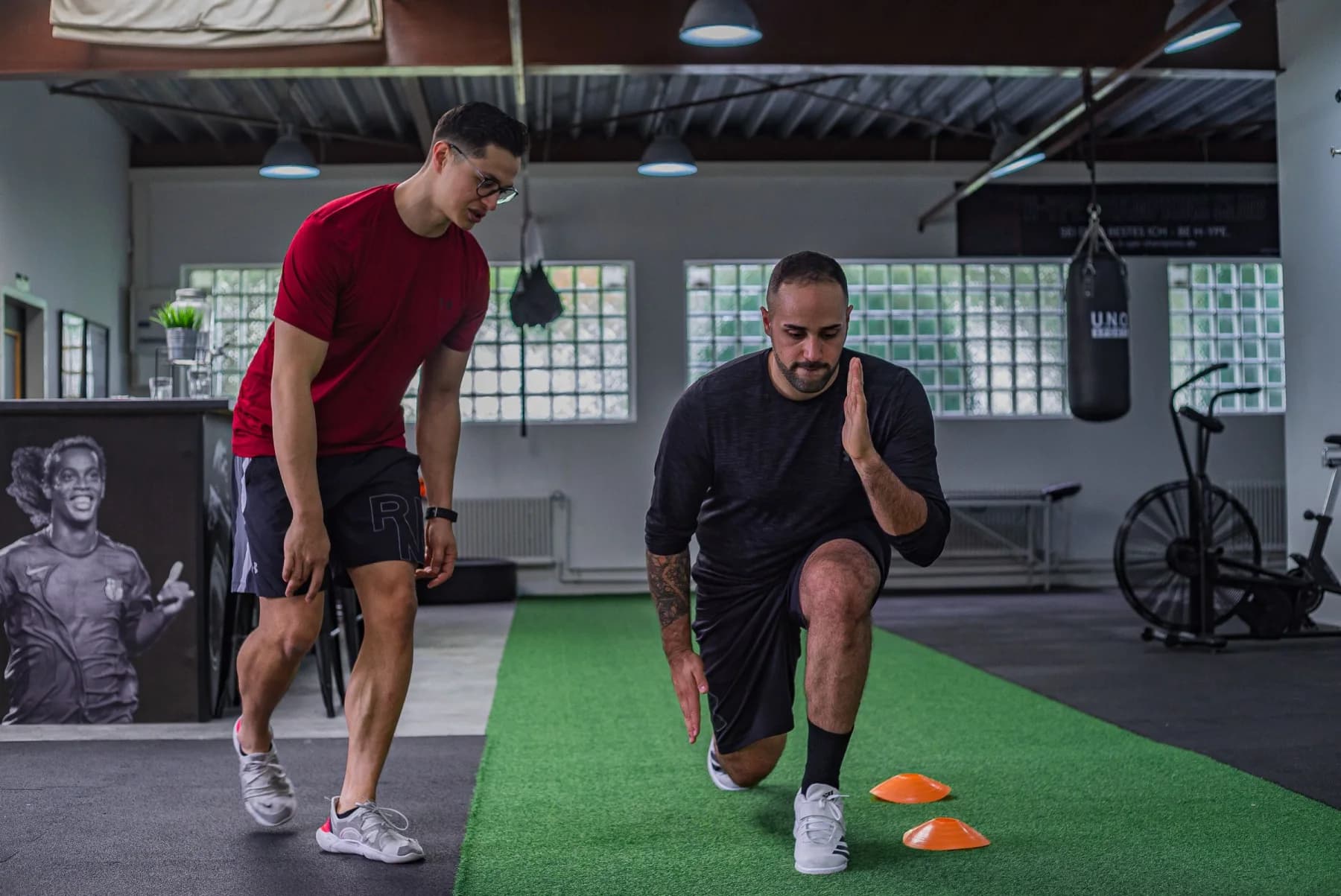 Persoonlijke sporttrainer begeleidt een sporter tijdens een individuele training