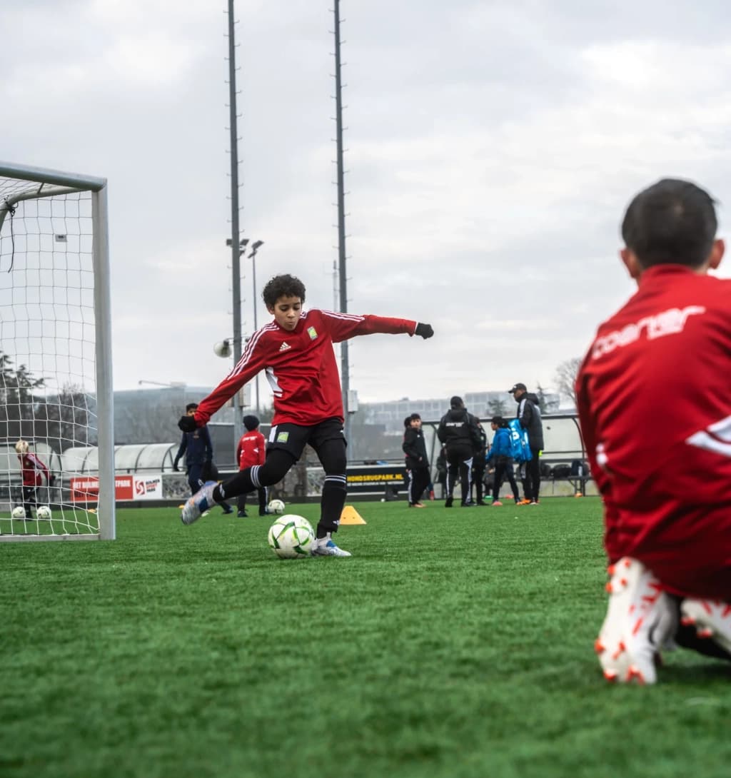 Jeugdspeler tijdens een voetbaltechnische oefening